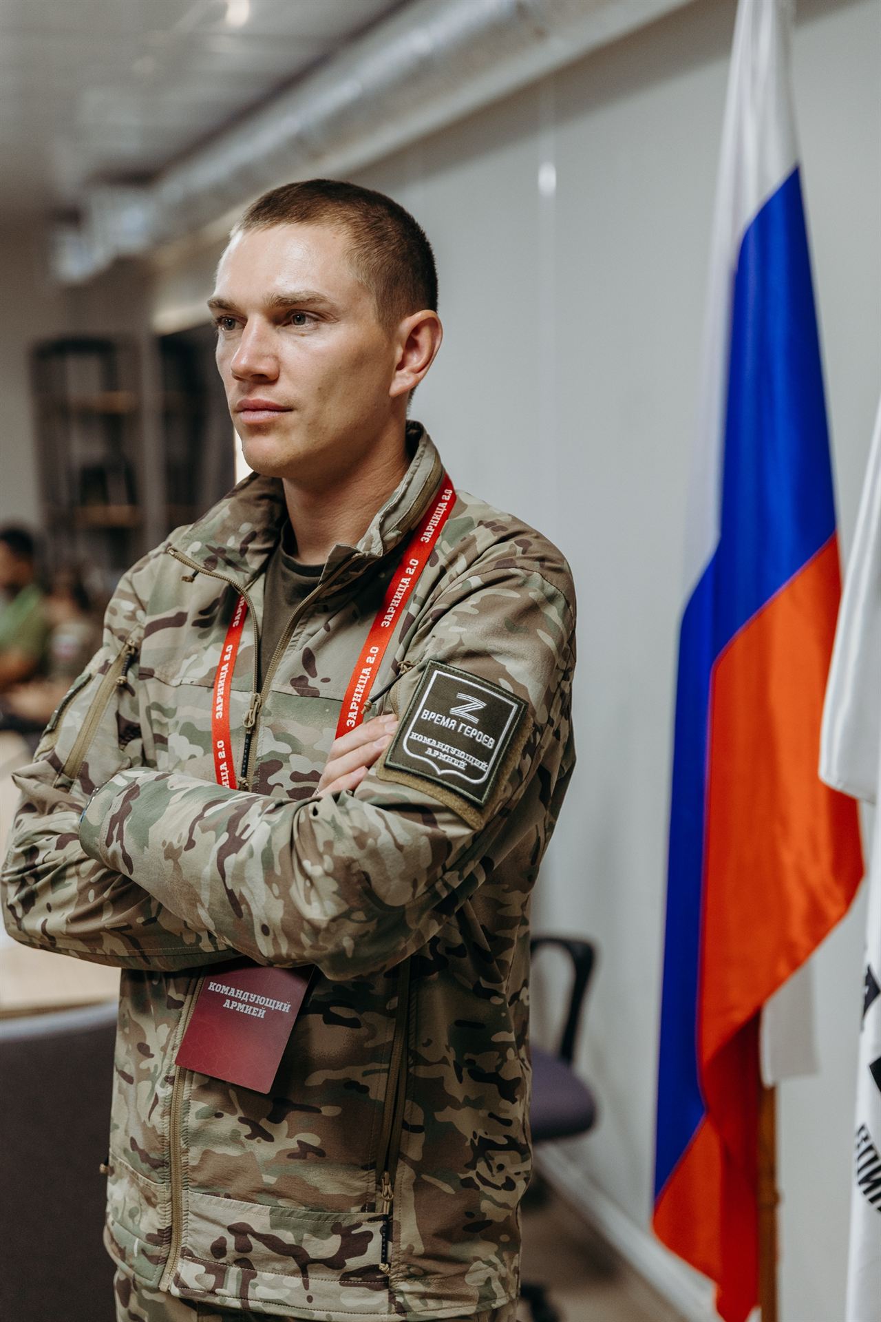 Лазертаг-инструктор LASERWAR в помещении командного пункта