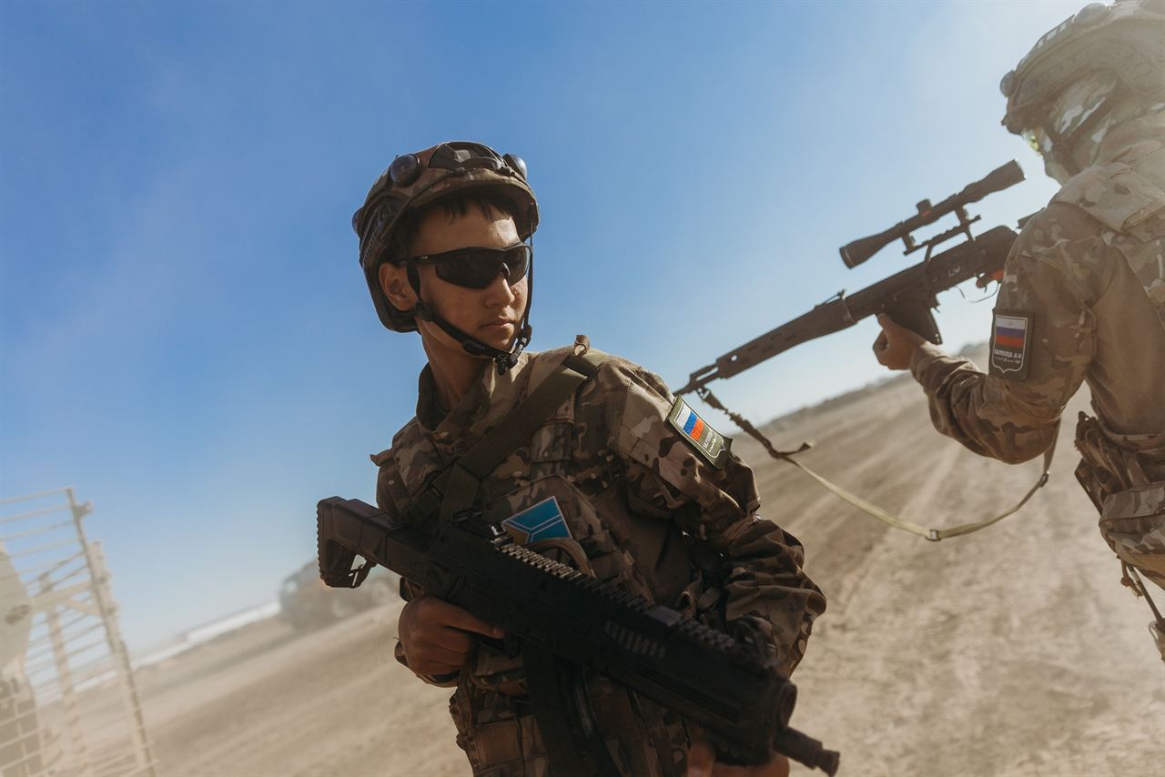 Низкий ракурс бойца LASERWAR в очках с маркером