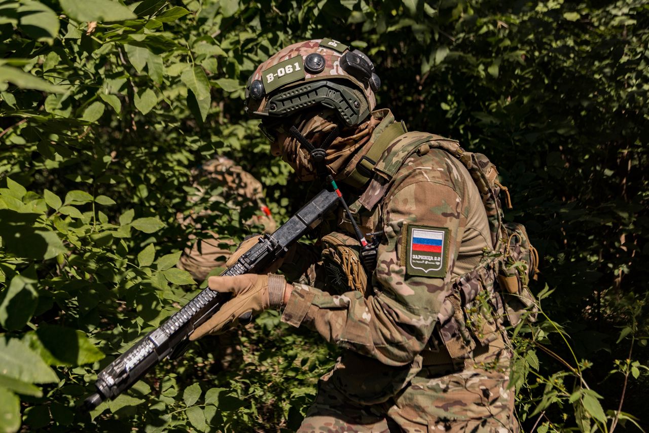 Лазертаг-портрет в маске среди листвы с российским флагом