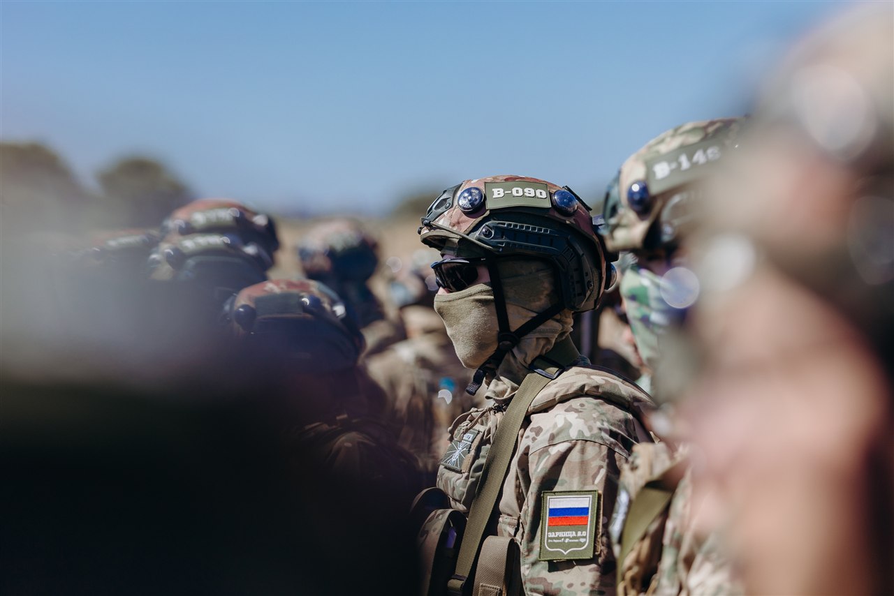 Старшая возрастная категория: Длинная линия участников на открытом поле