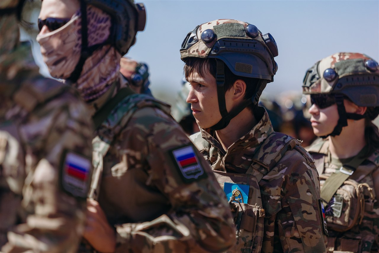 LASERWAR, финал 2026: Крупный план каски, очков и сосредоточенного взгляда