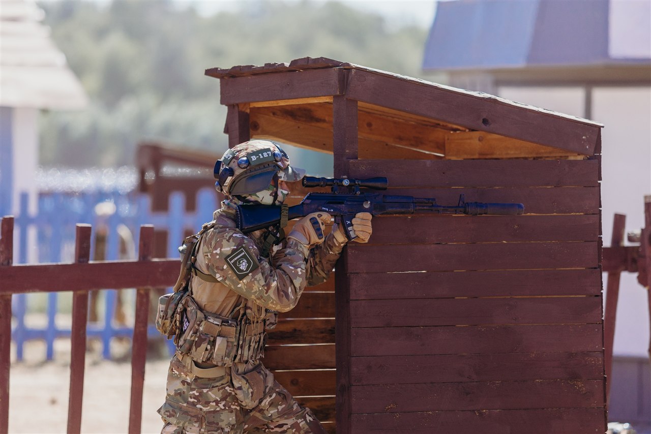 Лазертаг LASERWAR на «Авангарде»: Стойка посреди поля, маркер вертикально