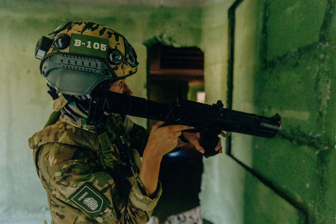 Турнир «Зарницы 2.0» LASERWAR: Стойка в коридоре со светло-зелёными стенами