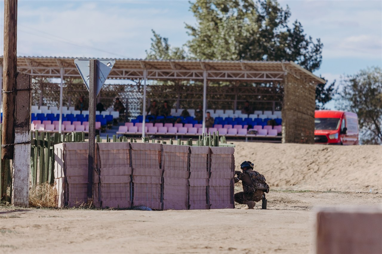 Старшая возрастная категория: Широкий кадр у угла здания на улице