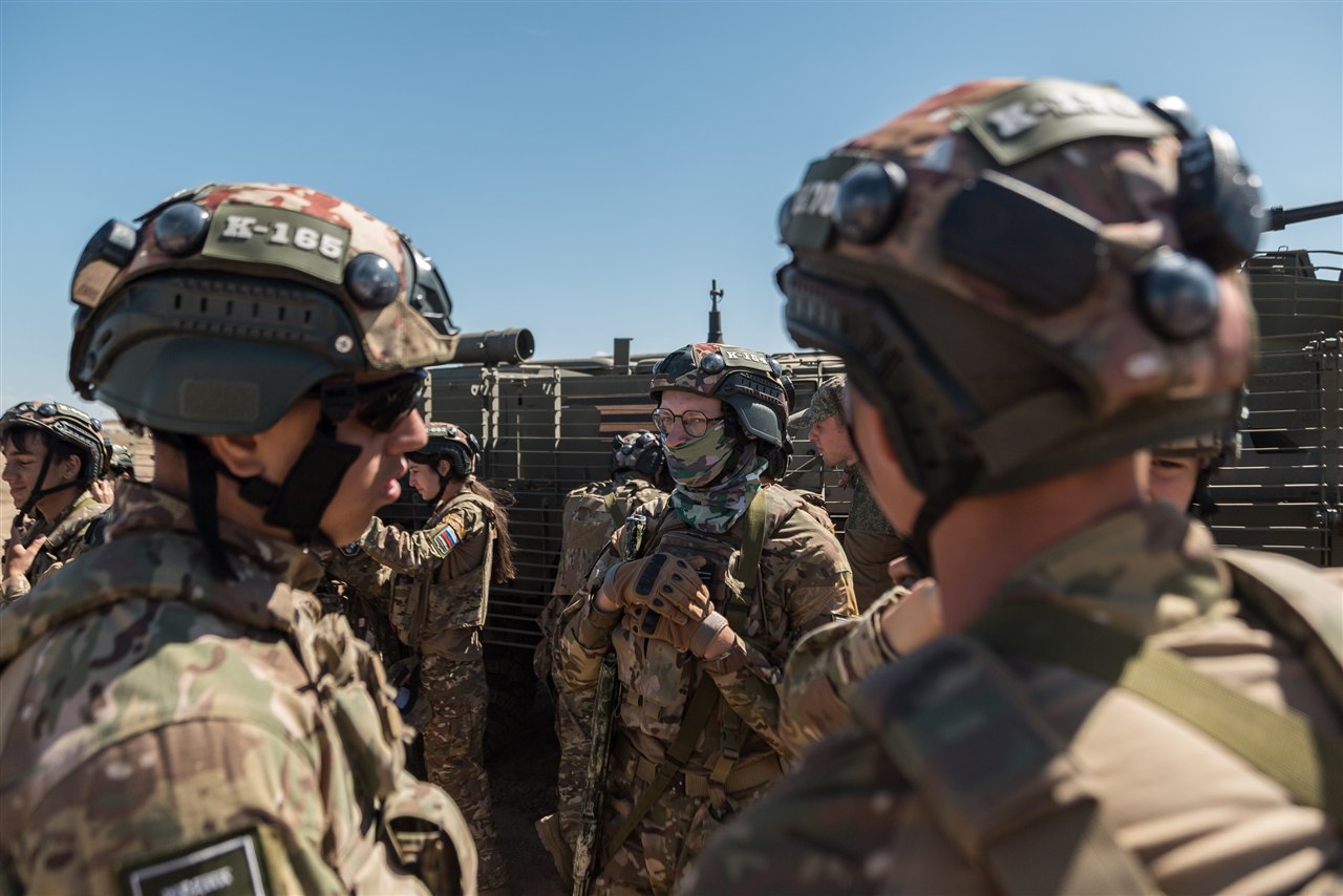 Лагерь «Авангард», лазертаг: Двое у крупной военной машины на пыльной площадке