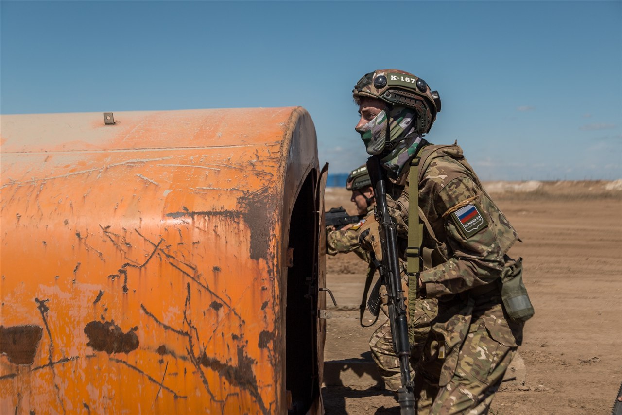 Старшая возрастная категория: Экстремально крупный план лица под каской в объектив