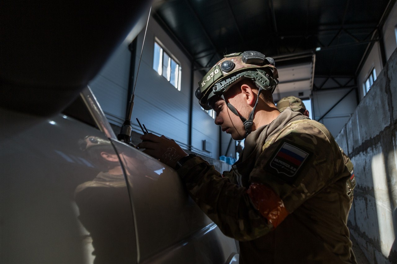 LASERWAR, финал 2026: Профиль в каске с гарнитурой, напряжённый взгляд