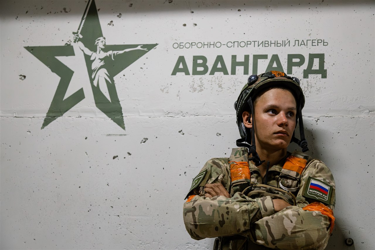 Финал лазертага 2026: Сидя у стены с логотипом звезды «Авангард»