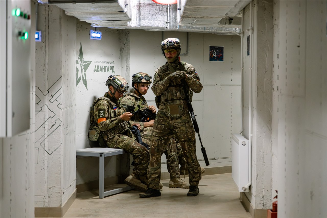 Турнир «Зарницы 2.0» LASERWAR: Сидя на белом выступе в коридоре, взгляд в камеру