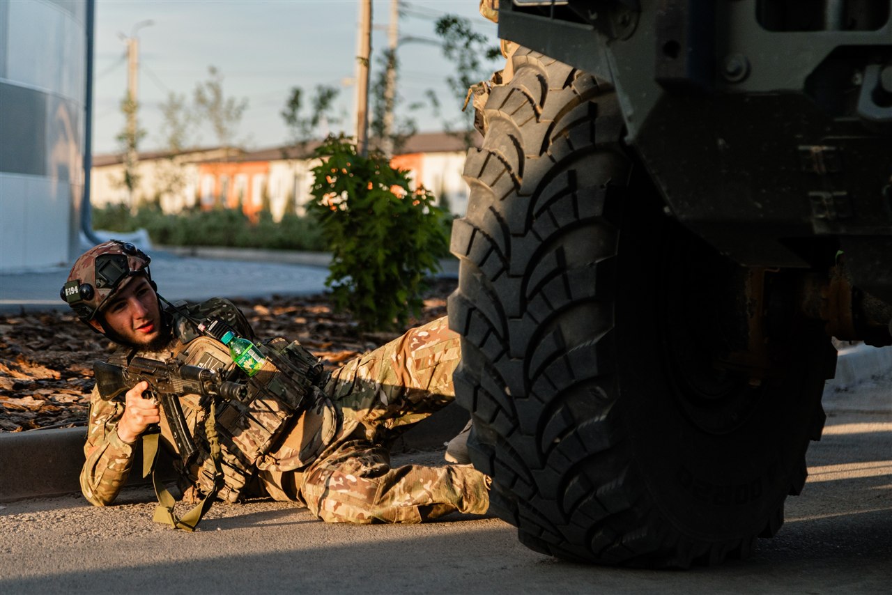 Старшая возрастная категория: Стойка перед бортом зелёного грузовика