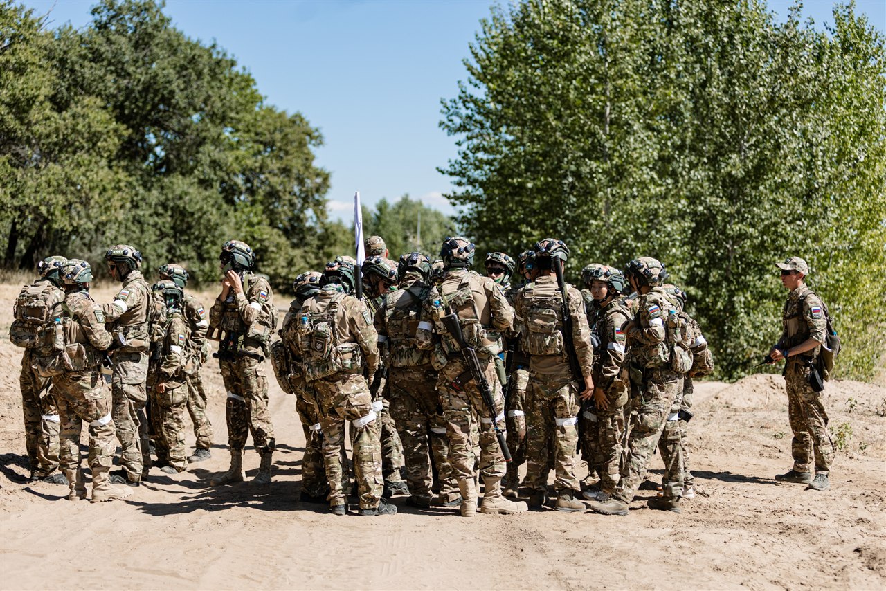 Лазертаг LASERWAR на «Авангарде»: Стойка у массивного колеса военного грузовика