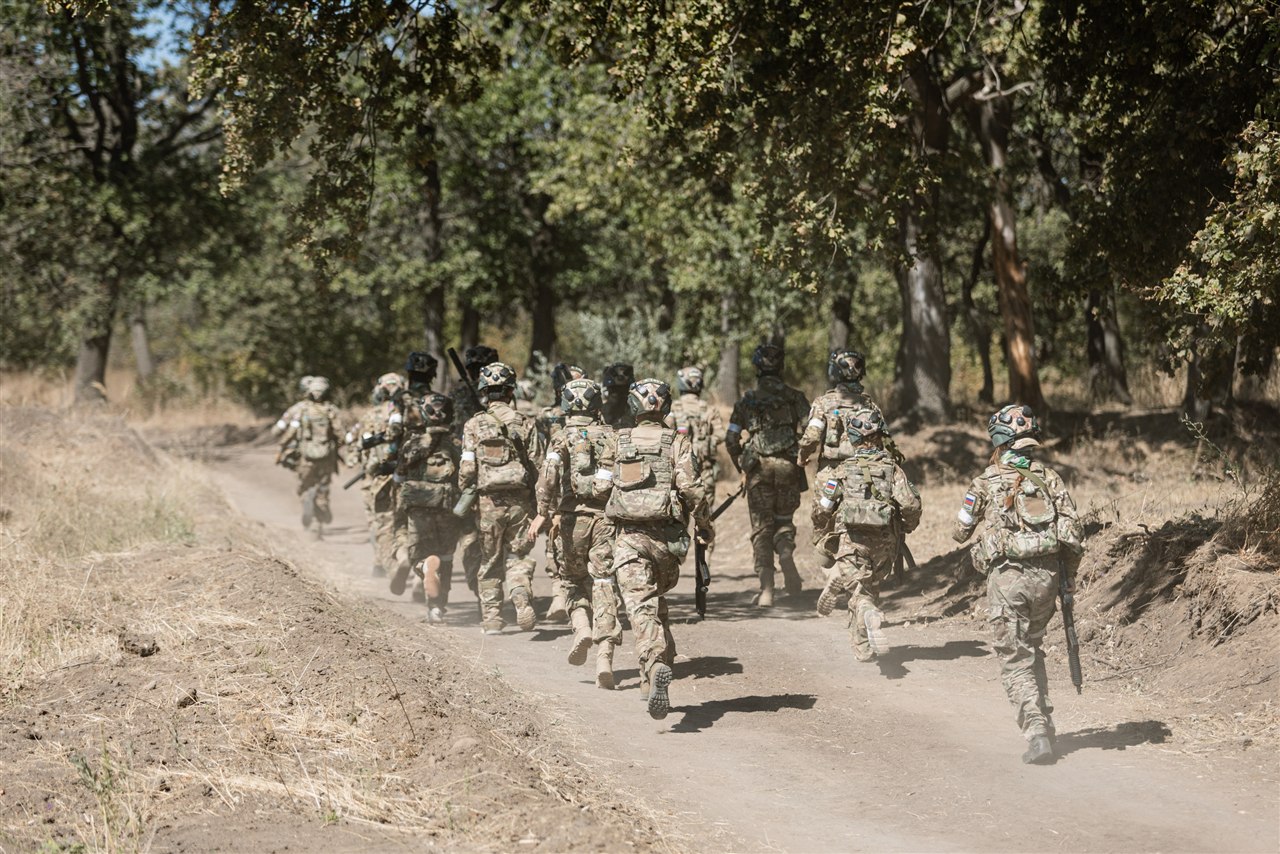 Старшая возрастная категория: Несколько участников идут по тропе под голубым небом