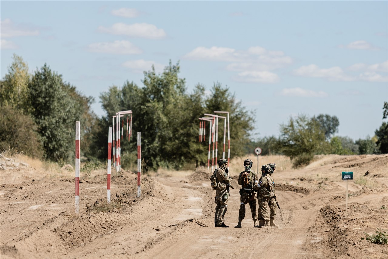 «Зарница 2.0», старшая возрастная категория: Небольшая группа наблюдает за рельефом