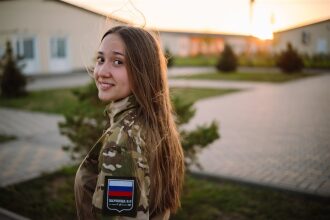 LASERWAR на «Зарнице 2.0»: тактическая стойка на склоне песчаного поля в лазертаг-дне «Зарницы»