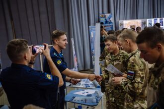 Финал «Зарницы 2.0» 2026: ряд тактических шлемов в построении на финале «Зарницы 2.0»