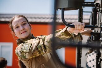 Лагерь «Авангард», лазертаг: строй участников на плацу лагеря «Авангард» во время миссии лазертага