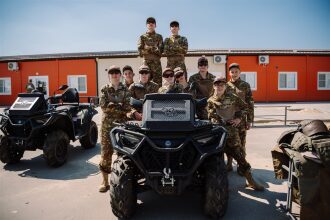 Финал «Зарницы 2.0» 2026: колонна участников вдоль грунтовой дороги на финале «Зарницы 2.0»
