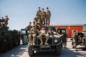 Турнир «Зарницы 2.0» LASERWAR: тактическая стойка на склоне песчаного поля на полигоне «Зарницы 2.0»