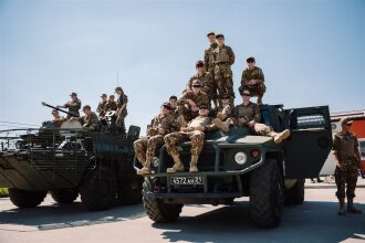Финал «Зарницы 2.0» 2026: отряд проходит мимо бетонного сооружения на финале «Зарницы 2.0»