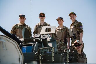 Лагерь «Авангард», лазертаг: ряд тактических шлемов в построении во время миссии лазертага
