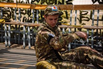 Лагерь «Авангард», лазертаг: группа с тагерами LASERWAR в камуфляже во время миссии лазертага