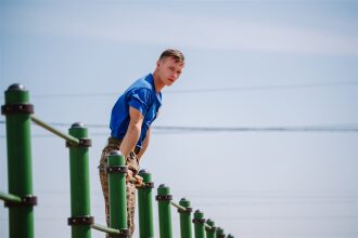 Лагерь «Авангард», лазертаг: колонна участников вдоль грунтовой дороги во время миссии лазертага