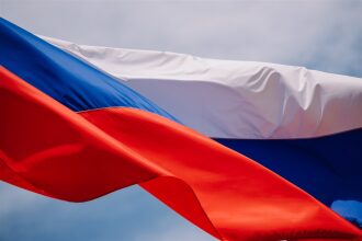 Лагерь «Авангард», лазертаг: отряд проходит мимо бетонного сооружения во время миссии лазертага