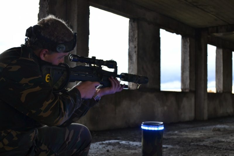 LASERWAR: снайпер в засаде, нацелился на противника.