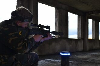 LASERWAR: снайпер в засаде, нацелился на противника.