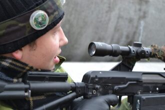 Фокус на цели: игрок LASERWAR снайперским взглядом
