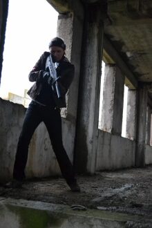 LASERWAR: девушка в заброшенном здании готова к бою.