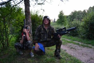 LASERWAR: отец и сын готовы к лазертаг-сражению.