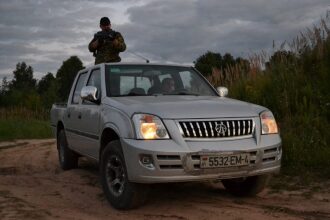 LASERWAR: боец на пикапе готов к атаке.