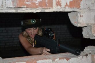 LASERWAR: девушка целится, прищурив глаз.