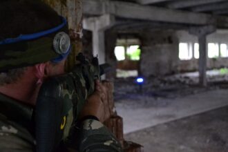 LASERWAR: игрок в маскировке выжидает в руинах.