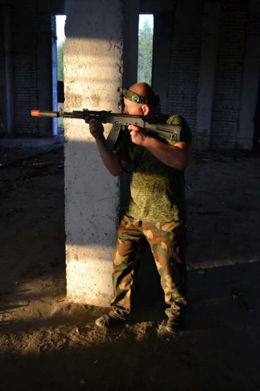 LASERWAR: боец укрывается за колонной, готовясь к стрельбе.