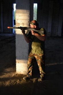 LASERWAR: боец укрывается за колонной, готовясь к стрельбе.