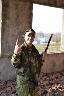 LASERWAR: боец с "козой" готов к победе!