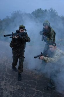 LASERWAR: бойцы в дыму идут в атаку.