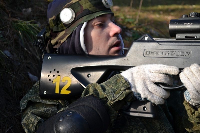 LASERWAR: боец №12 снайперски целится из укрытия.