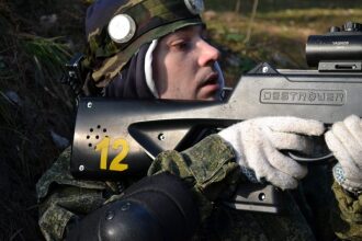 LASERWAR: боец №12 снайперски целится из укрытия.