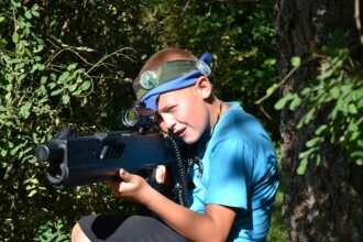Юный стрелок LASERWAR с прицелом готов к бою.