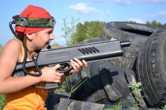 Юная леди LASERWAR с оружием "Destroyer" готовится к бою.
