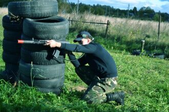 LASERWAR: юный боец занял позицию за шинами.