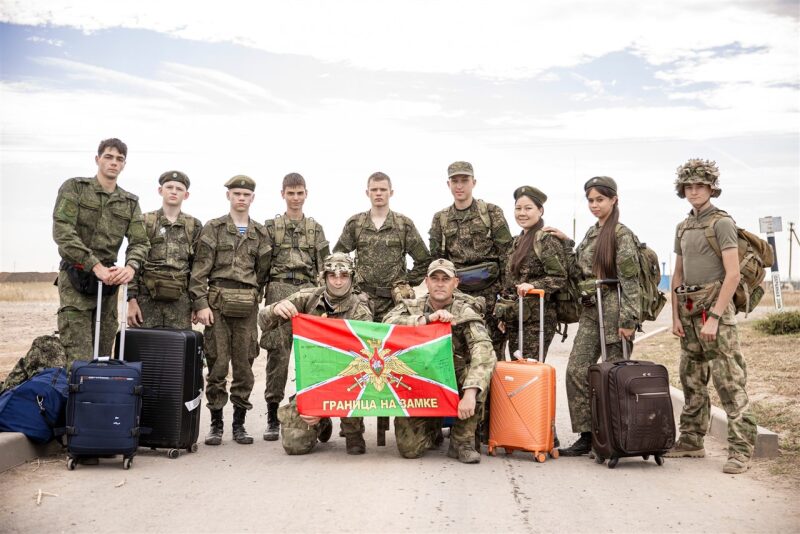 Лазертаг LASERWAR: группа с тагерами LASERWAR в камуфляже на площадке LASERWAR