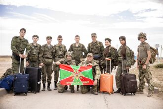Лазертаг LASERWAR: группа с тагерами LASERWAR в камуфляже на площадке LASERWAR