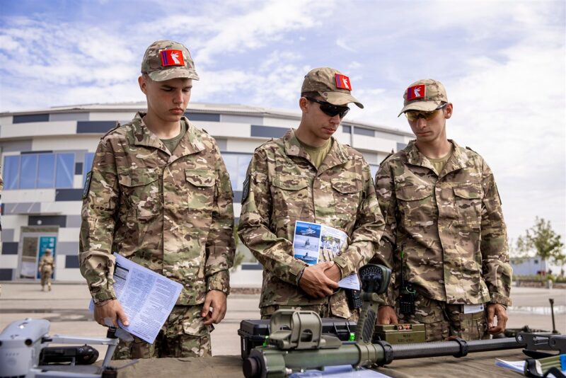 Турнир «Зарницы 2.0» LASERWAR: полный рост: камуфляж и берцы на плацу на полигоне «Зарницы 2.0»