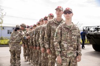 «Зарница 2.0», 20 августа: широкий кадр строя на тренировочном поле в лагере «Авангард»