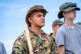 Финал «Зарницы 2.0» 2026: укрытие за стволом дерева на миссии на финале «Зарницы 2.0»
