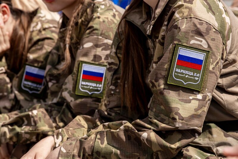 Финал «Зарницы 2.0» 2026: Колонна участников вдоль грунтовой дороги — №169
